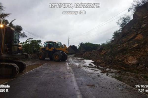 Rockfall, Flooding Cause 8-Hour-Roads Closure From Northern Samar to Calbayog City