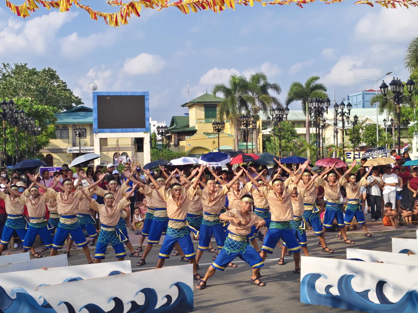 “Hadang san Pagtubas” Carries San Joaquin NHS to Street Dancing Victory