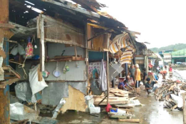 Typhoon Uwan Wrecks Portions of Catbalogan Market and Port Area