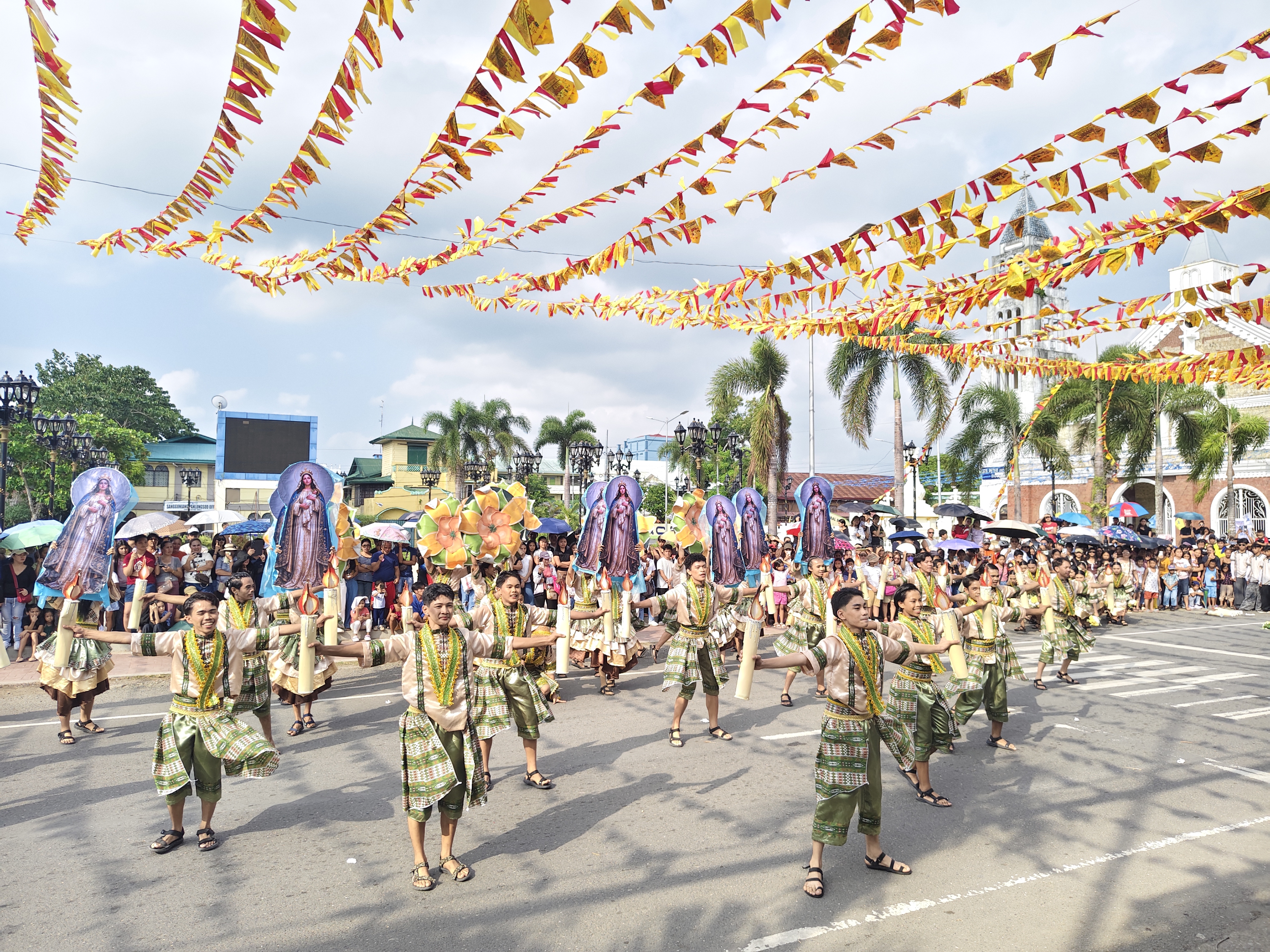 Barangay Rawis, winner of Best Street Dancing Performance, moves along the parade route during the 2026 Hadang Ritual Street Dancing Competition. (Photo: The Calbayog Journal)